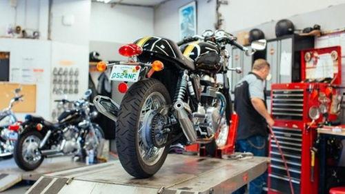 国产摩托要加机油吗视频,机油加注全解析